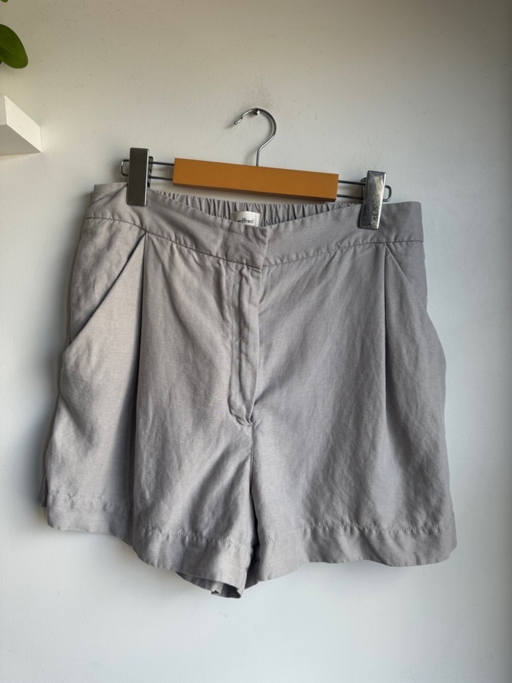 Wilfred Light Beige Elastic-Waist Tailored Linen Blend Shorts